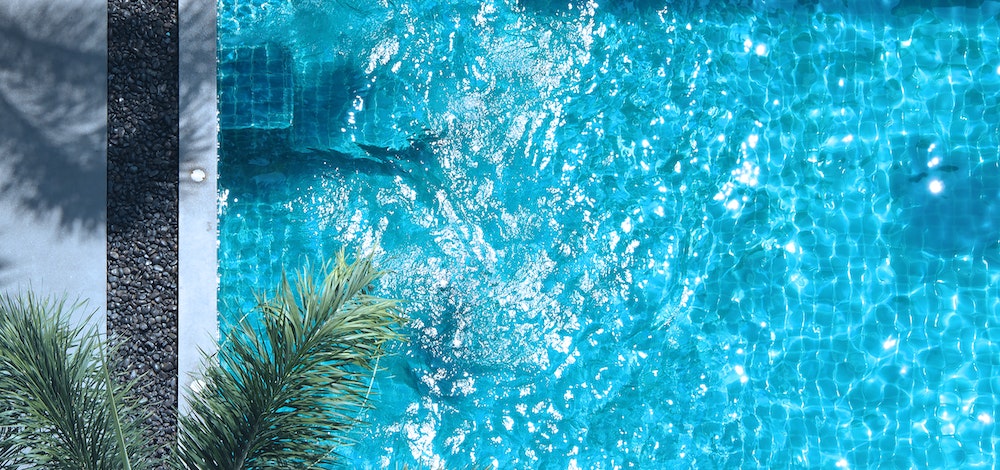 L'abri de piscine : Un investissement malin pour profiter au mieux de votre bassin